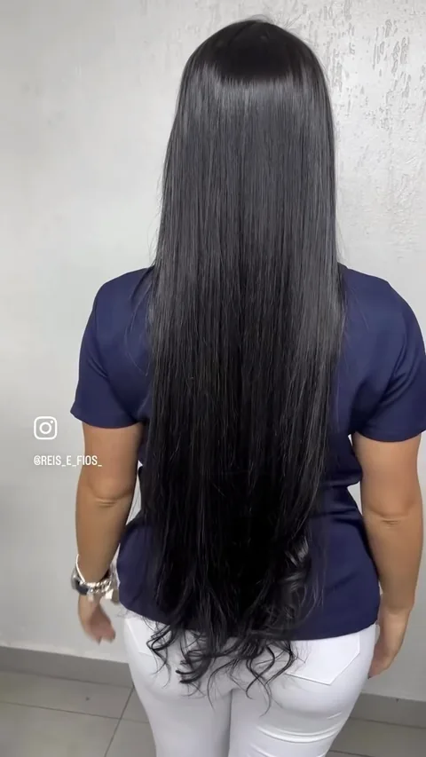 Cabelo preto longo de costas, capa do vídeo de Mega Hair.